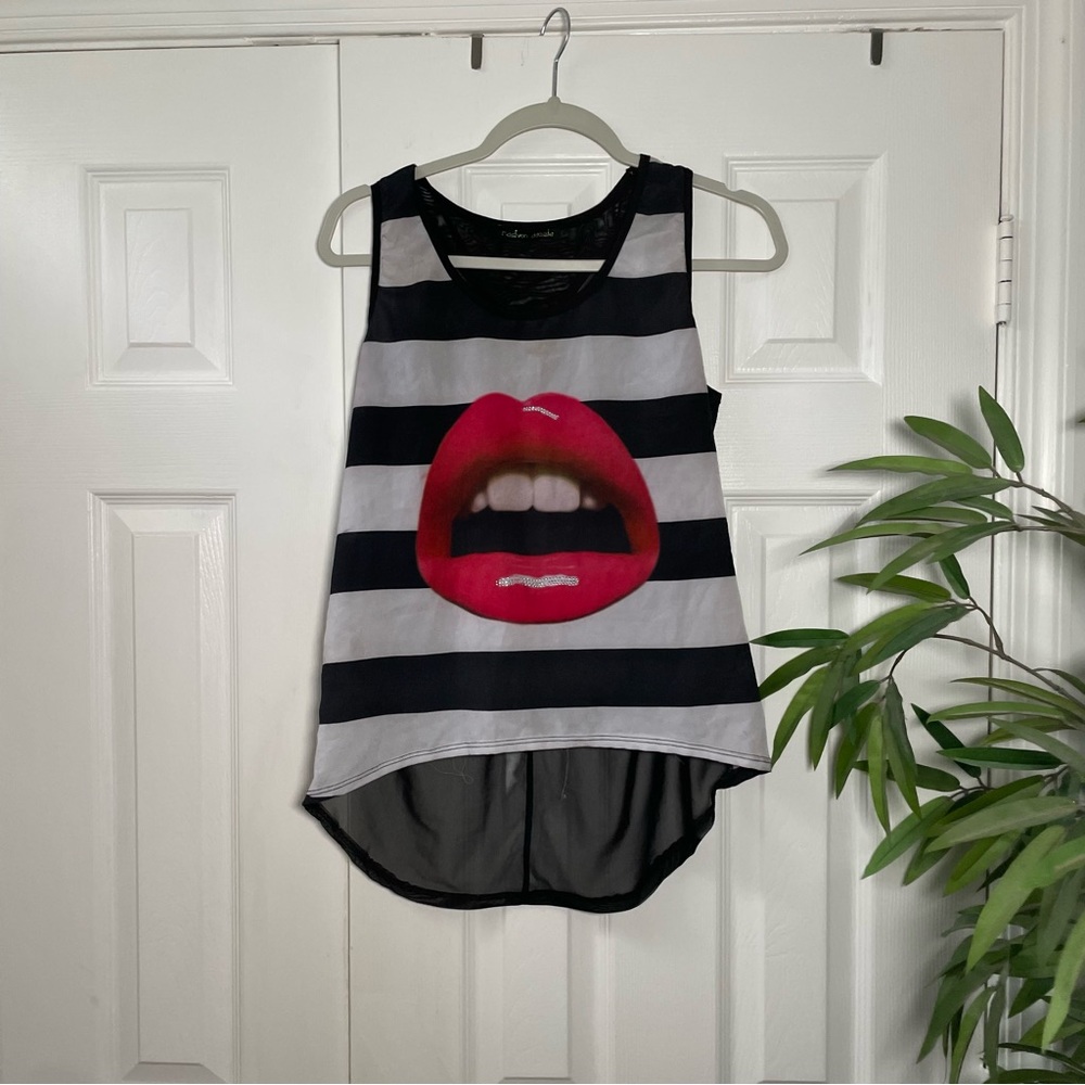 y2k lipstick lips shirt size small